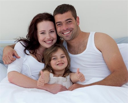 simsearch:400-04192370,k - Smiling family playing in bed Fotografie stock - Microstock e Abbonamento, Codice: 400-04151140