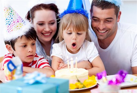 simsearch:400-06063102,k - Little girl blowing out candles in her birthday with her family Fotografie stock - Microstock e Abbonamento, Codice: 400-04151189