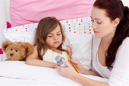 simsearch:400-05749823,k - Mother giving her daughter cough medicine in bed Foto de stock - Super Valor sin royalties y Suscripción, Código: 400-04151205