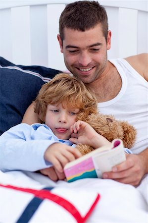 simsearch:400-05751566,k - Little boy reading with his father a book in bed Stock Photo - Budget Royalty-Free & Subscription, Code: 400-04151217
