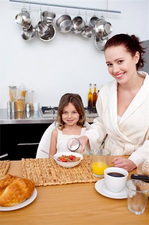 simsearch:400-04416091,k - Little girl having breakfast in kitchen with her mother Fotografie stock - Microstock e Abbonamento, Codice: 400-04151258