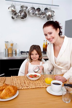simsearch:400-04416091,k - Daughter having breakfast in kitchen with her mother Fotografie stock - Microstock e Abbonamento, Codice: 400-04151259