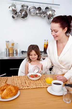 simsearch:400-04416091,k - Daughter and mother having breakfast in kitchen Fotografie stock - Microstock e Abbonamento, Codice: 400-04151260