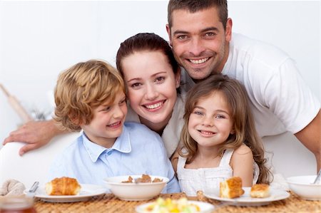 simsearch:400-04416091,k - Happy young family having breakfast in kitchen Fotografie stock - Microstock e Abbonamento, Codice: 400-04151274