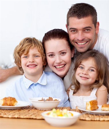 simsearch:400-04416091,k - Portrait of happy family having breakfast in kitchen Fotografie stock - Microstock e Abbonamento, Codice: 400-04151275