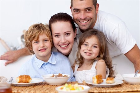 simsearch:400-04416091,k - Children having breakfast in kitchen with their parents Fotografie stock - Microstock e Abbonamento, Codice: 400-04151273
