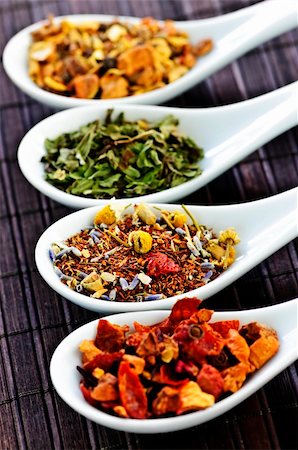 Herbal wellness dried tea in four spoons Photographie de stock - Aubaine LD & Abonnement, Code: 400-04151407