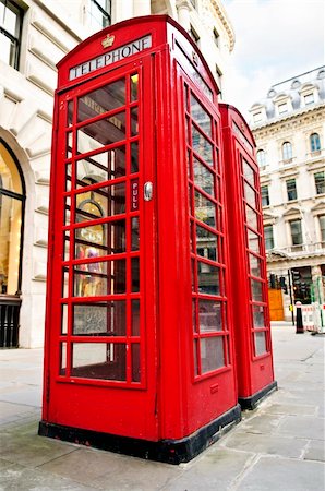 simsearch:400-05174392,k - Two red telephone boxes near on London sidewalk Foto de stock - Royalty-Free Super Valor e Assinatura, Número: 400-04151402
