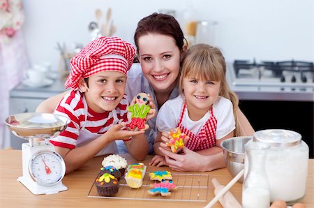 simsearch:400-04151115,k - Happy mother baking with children in the kitchen Foto de stock - Super Valor sin royalties y Suscripción, Código: 400-04151956
