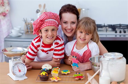 simsearch:400-04151115,k - Smiling mother and children baking in the kitchen Foto de stock - Super Valor sin royalties y Suscripción, Código: 400-04151953