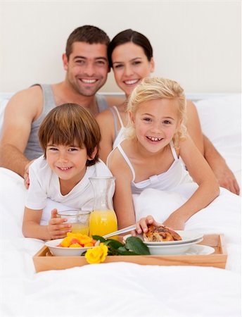 simsearch:400-04878558,k - Family having nutritive breakfast in bedroom Stock Photo - Budget Royalty-Free & Subscription, Code: 400-04152081