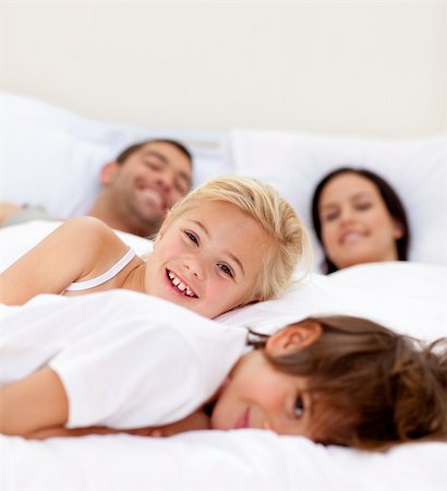 Young family relaxing together in parent's bed Foto de stock - Super Valor sin royalties y Suscripción, Código: 400-04152118