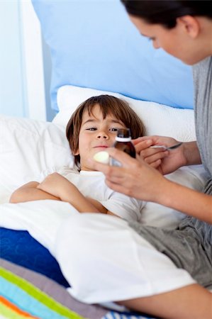 simsearch:400-05749823,k - Mother giving her son cough medicine because of the flu Foto de stock - Super Valor sin royalties y Suscripción, Código: 400-04152156