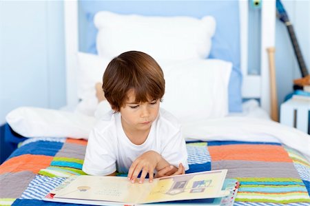simsearch:400-06747549,k - Little boy reading a book in bed Foto de stock - Super Valor sin royalties y Suscripción, Código: 400-04152173