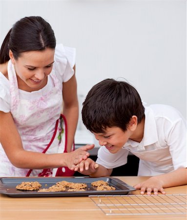 simsearch:400-04151115,k - Mother and son baking biscuits together in the kitchen Foto de stock - Super Valor sin royalties y Suscripción, Código: 400-04152195