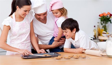 simsearch:695-05773760,k - Happy family baking together in the kitchen Photographie de stock - Aubaine LD & Abonnement, Code: 400-04152196