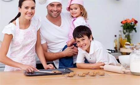 simsearch:695-05773760,k - Smiling family baking together in the kitchen Photographie de stock - Aubaine LD & Abonnement, Code: 400-04152197