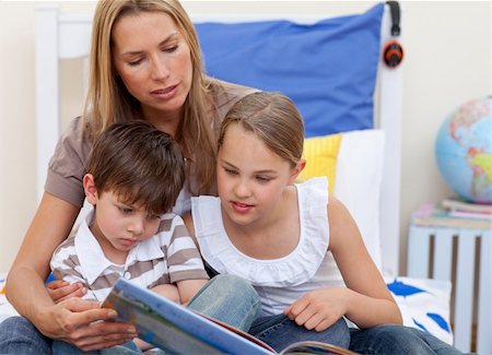simsearch:400-04157521,k - Beautiful mother reading a book with her children in bed Stock Photo - Budget Royalty-Free & Subscription, Code: 400-04152312