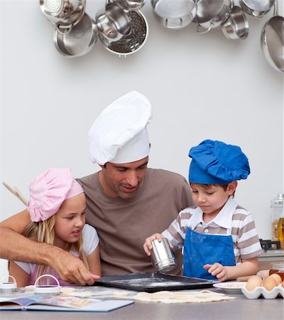 simsearch:400-04151115,k - Father baking cookies with his children in the kitchen Foto de stock - Super Valor sin royalties y Suscripción, Código: 400-04152325