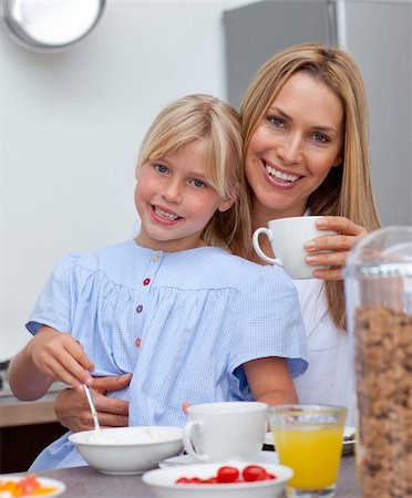 simsearch:400-04416091,k - Mother and daughter having breakfast together in the kitchen Fotografie stock - Microstock e Abbonamento, Codice: 400-04152387