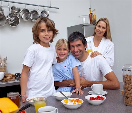 simsearch:400-04416091,k - Family having breakfast together in the kitchen Fotografie stock - Microstock e Abbonamento, Codice: 400-04152390