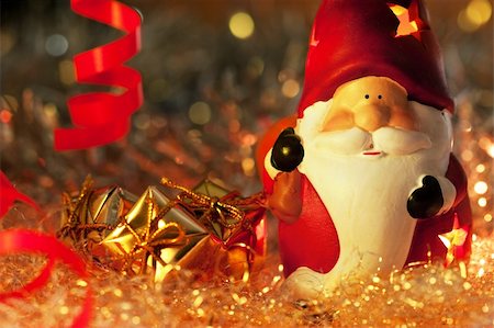 simsearch:400-04717437,k - Toy santa claus with golden gifts and ribbons Fotografie stock - Microstock e Abbonamento, Codice: 400-04153333