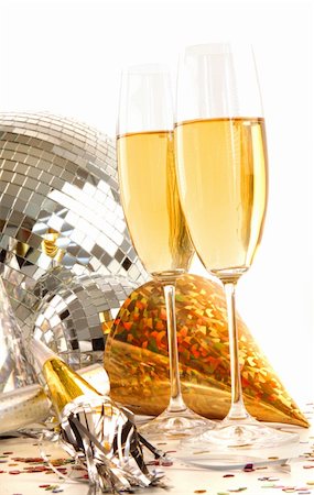 simsearch:400-03961233,k - Champagne glass with gold party hats and disco ball Stockbilder - Microstock & Abonnement, Bildnummer: 400-04164284