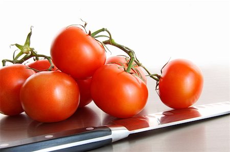 simsearch:400-04347888,k - Fresh ripe tomatoes on stainless steel counter with white background Stockbilder - Microstock & Abonnement, Bildnummer: 400-04164346