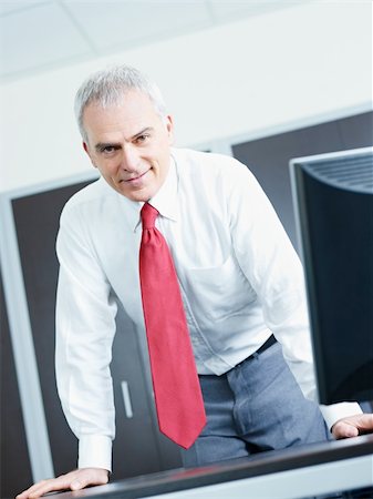 simsearch:400-04111366,k - portrait of mature business man leaning on desk, looking at camera. Copy space Foto de stock - Royalty-Free Super Valor e Assinatura, Número: 400-04164427