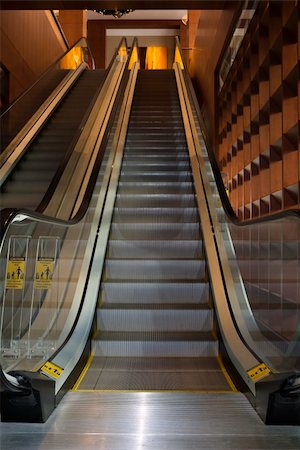 simsearch:632-01270388,k - Low angle view of escalators in an office building. Vertical shot. Foto de stock - Royalty-Free Super Valor e Assinatura, Número: 400-04164633