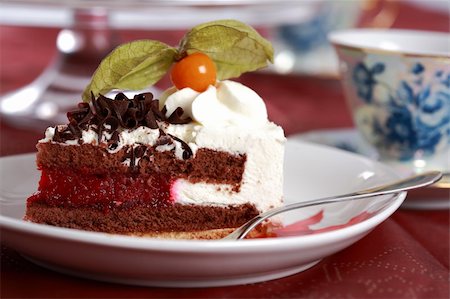 simsearch:400-03989677,k - Piece of delicious sweet cake garnished with fruist Foto de stock - Super Valor sin royalties y Suscripción, Código: 400-04165377