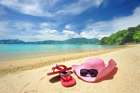 simsearch:400-05897554,k - Beautiful beach landscape with hat and flip-flops in Thailand Foto de stock - Super Valor sin royalties y Suscripción, Código: 400-04166764