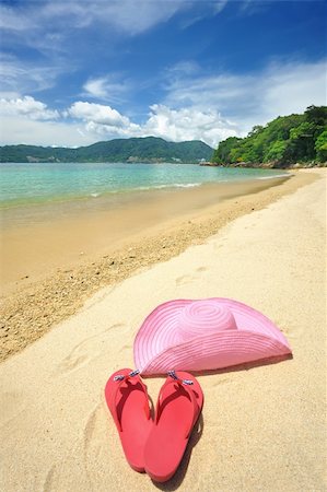 simsearch:400-05897554,k - Beautiful beach landscape with hat and flip-flops in Thailand Foto de stock - Super Valor sin royalties y Suscripción, Código: 400-04166762