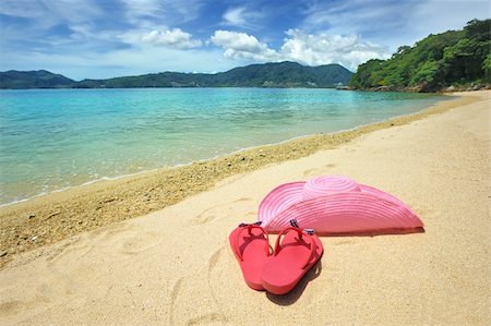 simsearch:400-05897554,k - Beautiful beach landscape with hat and flip-flops in Thailand Foto de stock - Super Valor sin royalties y Suscripción, Código: 400-04166763