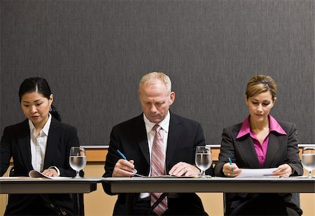 simsearch:400-04167566,k - Business people taking notes at meeting.  Horizontally framed shot. Stockbilder - Microstock & Abonnement, Bildnummer: 400-04167392