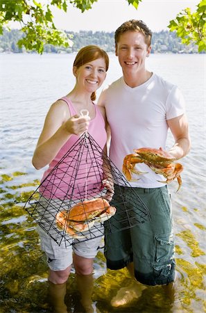 simsearch:400-04168680,k - Couple holding crab and trap Foto de stock - Super Valor sin royalties y Suscripción, Código: 400-04167807