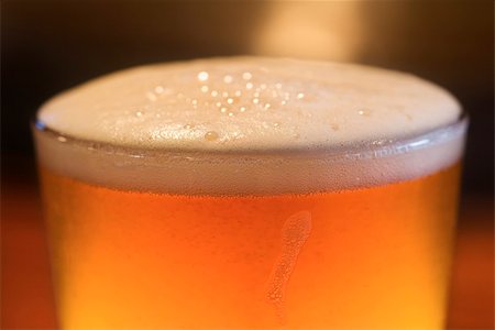 simsearch:400-04167893,k - Close-up of glass of beer with foam on top. Vertical shot. Stockbilder - Microstock & Abonnement, Bildnummer: 400-04167895