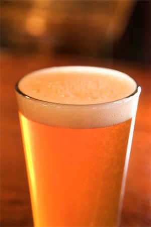 simsearch:400-04040298,k - Close-up of Foam on Glass of Beer. Vertical shot. Stockbilder - Microstock & Abonnement, Bildnummer: 400-04167892