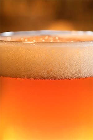 simsearch:400-04167893,k - Close-up of Foam on Glass of Beer. Vertical shot. Stockbilder - Microstock & Abonnement, Bildnummer: 400-04167893