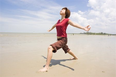 simsearch:400-04708096,k - asian girl performing yoga on a beach Stockbilder - Microstock & Abonnement, Bildnummer: 400-04168157