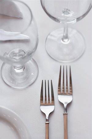 simsearch:632-09021552,k - Two forks sitting on a dining table with a white tablecloth. Vertical shot. Foto de stock - Super Valor sin royalties y Suscripción, Código: 400-04168223