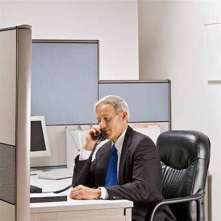 simsearch:400-04132930,k - Businessman talking on telephone at desk Photographie de stock - Aubaine LD & Abonnement, Code: 400-04168401