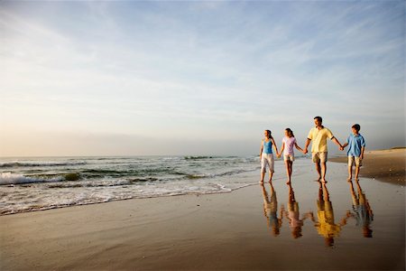 simsearch:400-03923192,k - Family of four holding hands and walking on beach in North Carolina. Foto de stock - Super Valor sin royalties y Suscripción, Código: 400-04168823