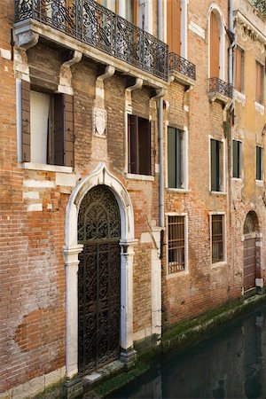 simsearch:832-03233290,k - Canal leading up to ornate door gate of Venetian home. Vertical shot. Stockbilder - Microstock & Abonnement, Bildnummer: 400-04168987