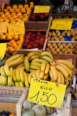 fruit stand boxes - Boxes of bananas and other fruits at a market in Italy. Vertical shot. Foto de stock - Super Valor sin royalties y Suscripción, Código: 400-04168995