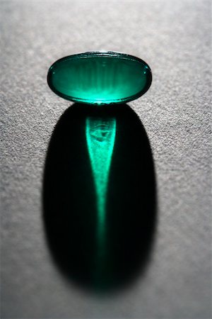 simsearch:700-00051154,k - Close up of a translucent green capsule backlit and casting shadow. Vertical shot. Foto de stock - Royalty-Free Super Valor e Assinatura, Número: 400-04169254