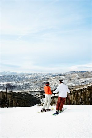 Rear view of skiers on ski slope with mountains in background. Vertical shot. Photographie de stock - Aubaine LD & Abonnement, Code: 400-04169420