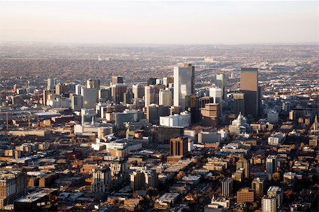 Aerial view of the Denver Colorado cityscape on a hazy day. Horizontal shot. Foto de stock - Super Valor sin royalties y Suscripción, Código: 400-04169657