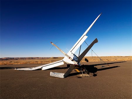 simsearch:400-07421205,k - A small, crashed aircraft in a desert landscape. It is on its side with a broken wing and tail. Horizontal shot. Stockbilder - Microstock & Abonnement, Bildnummer: 400-04169671