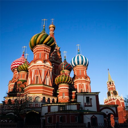 simsearch:851-02962517,k - Low angle view of Saint Basil's Cathedral in Red Square, Moscow. Square shot. Foto de stock - Super Valor sin royalties y Suscripción, Código: 400-04169710